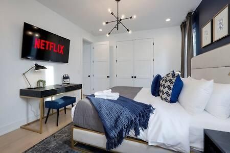 Stylish 4 Bed, Skyline Views From Rooftop, Garage , Gourmet Kitchen, Cozy Living Space, Dedicated Parking, Near Distilleries, Marathon Village & Nightlife, Chic Skyline Views, Great For Groups, 24 Hour Hospitality Nashville