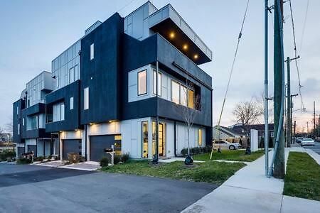 Stylish 4 Bed, Skyline Views From Rooftop, Garage , Gourmet Kitchen, Cozy Living Space, Dedicated Parking, Near Distilleries, Marathon Village & Nightlife, Chic Skyline Views, Great For Groups, 24 Hour Hospitality * Nashville
