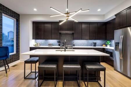 Stylish 4 Bed, Skyline Views From Rooftop, Garage , Gourmet Kitchen, Cozy Living Space, Dedicated Parking, Near Distilleries, Marathon Village & Nightlife, Chic Skyline Views, Great For Groups, 24 Hour Hospitality Nashville