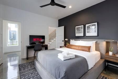 Stylish 4 Bed, Skyline Views From Rooftop, Garage , Gourmet Kitchen, Cozy Living Space, Dedicated Parking, Near Distilleries, Marathon Village & Nightlife, Chic Skyline Views, Great For Groups, 24 Hour Hospitality Holiday home
