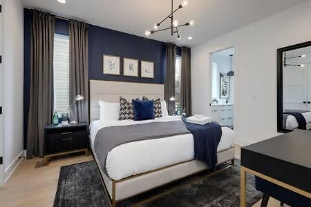 Stylish 4 Bed, Skyline Views From Rooftop, Garage , Gourmet Kitchen, Cozy Living Space, Dedicated Parking, Near Distilleries, Marathon Village & Nightlife, Chic Skyline Views, Great For Groups, 24 Hour Hospitality Holiday home *