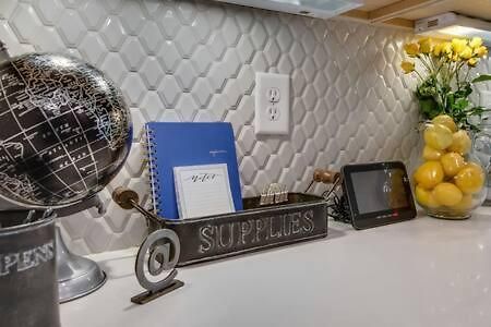 Holiday home Getaway - Rooftop, Garage, Near Broadway!