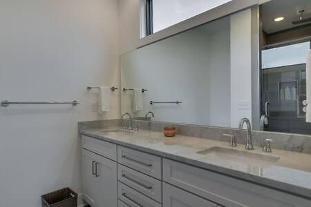 Getaway - Rooftop, Garage, Near Broadway!