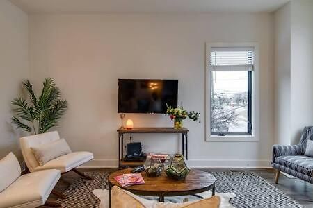 Getaway - Rooftop, Garage, Near Broadway!