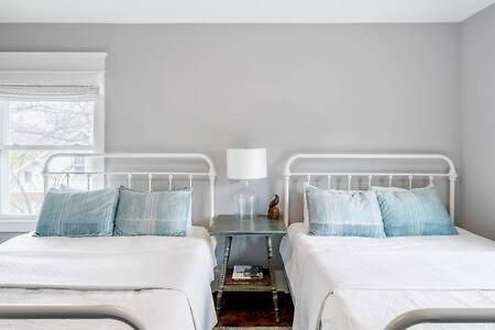 Spacious Dog Friendly 3 Bedroom Townhome, Grill, Patio 3 Blocks To Grocer, 5 Mins To 5 Points, 15 Mins To Broadway, 24 Hour Hospitality Team, Perfect For Families Holiday home