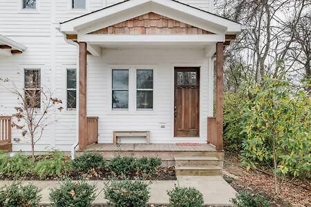 Spacious Dog Friendly 3 Bedroom Townhome, Grill, Patio 3 Blocks To Grocer, 5 Mins To 5 Points, 15 Mins To Broadway, 24 Hour Hospitality Team, Perfect For Families Holiday home Nashville