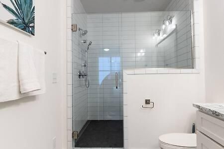 Luxury Hillsboro Village Rooftop Retreat Sleep 12 W Chef S Kitchen Smart Tvs & Garage Walk To Vanderbilt Pancake Pantry & Boutique Shopping Minutes To Broadway 12 South & The Parthenon 24 7 Hospitality Nashville
