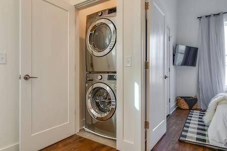 Holiday home Luxury Hillsboro Village Rooftop Retreat Sleep 12 W Chef S Kitchen Smart Tvs & Garage Walk To Vanderbilt Pancake Pantry & Boutique Shopping Minutes To Broadway 12 South & The Parthenon 24 7 Hospitality *
