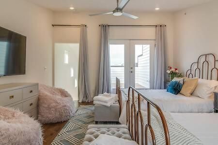 Holiday home Luxury Hillsboro Village Rooftop Retreat Sleep 12 W Chef S Kitchen Smart Tvs & Garage Walk To Vanderbilt Pancake Pantry & Boutique Shopping Minutes To Broadway 12 South & The Parthenon 24 7 Hospitality