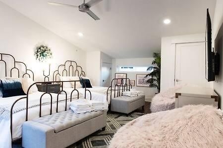 Luxury Hillsboro Village Rooftop Retreat Sleep 12 W Chef S Kitchen Smart Tvs & Garage Walk To Vanderbilt Pancake Pantry & Boutique Shopping Minutes To Broadway 12 South & The Parthenon 24 7 Hospitality Holiday home