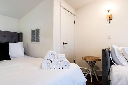 Hillsboro Village Retreat Garage Rooftop Deck Sleeps 12 Sophisticated Open Living & Gourmet Kitchen Smart Tvs Pet-friendly W Private Garage Walk To Vanderbilt Minutes To 12 South & Broadway 24 7 Hospitality *