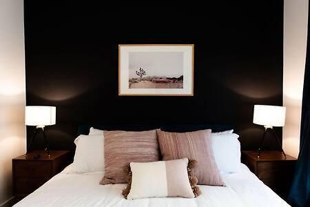Hillsboro Village Retreat Garage Rooftop Deck Sleeps 12 Sophisticated Open Living & Gourmet Kitchen Smart Tvs Pet-friendly W Private Garage Walk To Vanderbilt Minutes To 12 South & Broadway 24 7 Hospitality Holiday home Nashville