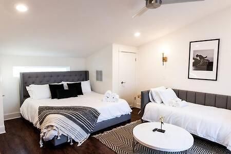 Hillsboro Village Retreat Garage Rooftop Deck Sleeps 12 Sophisticated Open Living & Gourmet Kitchen Smart Tvs Pet-friendly W Private Garage Walk To Vanderbilt Minutes To 12 South & Broadway 24 7 Hospitality * Nashville