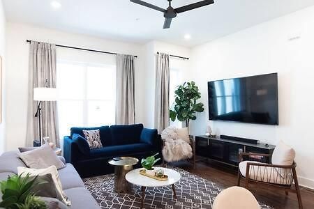 Holiday home Hillsboro Village Retreat Garage Rooftop Deck Sleeps 12 Sophisticated Open Living & Gourmet Kitchen Smart Tvs Pet-friendly W Private Garage Walk To Vanderbilt Minutes To 12 South & Broadway 24 7 Hospitality Nashville