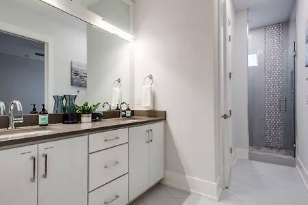 Holiday home Chic Vandy With Garage - 3 Miles To Broadway