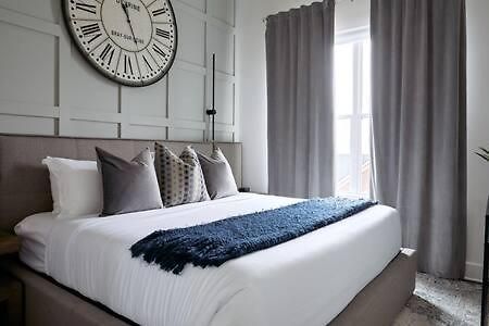 Hillsboro Village Rooftop Retreat With Views, Sleep 12 With Gourmet Kitchen, Smart Tvs & Garage, Walk To Vanderbilt, Pancake Pantry And Boutique Shopping, Minutes To Broadway, 12 South And The Parthenon, Perfect For Groups, 24hr Hospitality Nashville