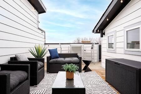 Hillsboro Village Rooftop Retreat With Views, Sleep 12 With Gourmet Kitchen, Smart Tvs & Garage, Walk To Vanderbilt, Pancake Pantry And Boutique Shopping, Minutes To Broadway, 12 South And The Parthenon, Perfect For Groups, 24hr Hospitality Holiday home