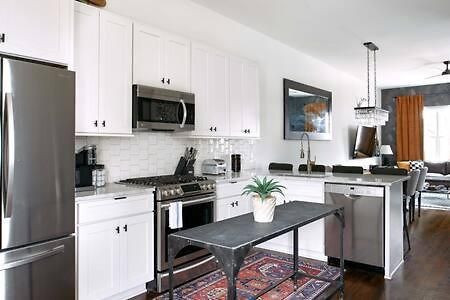 Hillsboro Village Rooftop Retreat With Views, Sleep 12 With Gourmet Kitchen, Smart Tvs & Garage, Walk To Vanderbilt, Pancake Pantry And Boutique Shopping, Minutes To Broadway, 12 South And The Parthenon, Perfect For Groups, 24hr Hospitality