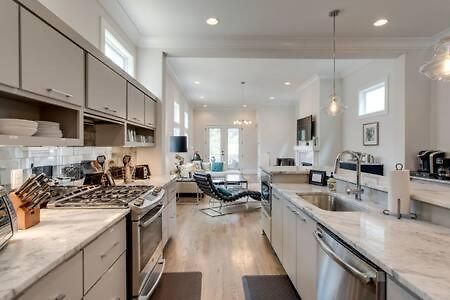 Family In 12 South, Mins To Local Favorites, Screened In Porch, Walk To Shopping In 12 South, 10 Minutes To Broadway, Dedicated Parking, Perfect For Families, 24 Hr Hospitality Holiday home *