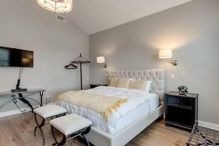 Family In 12 South, Mins To Local Favorites, Screened In Porch, Walk To Shopping In 12 South, 10 Minutes To Broadway, Dedicated Parking, Perfect For Families, 24 Hr Hospitality Holiday home