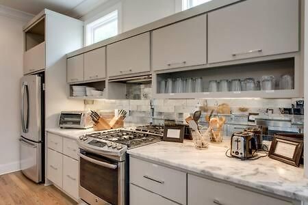 Family In 12 South, Mins To Local Favorites, Screened In Porch, Walk To Shopping In 12 South, 10 Minutes To Broadway, Dedicated Parking, Perfect For Families, 24 Hr Hospitality Holiday home *