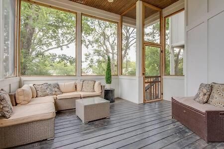 Holiday home Family In 12 South, Mins To Local Favorites, Screened In Porch, Walk To Shopping In 12 South, 10 Minutes To Broadway, Dedicated Parking, Perfect For Families, 24 Hr Hospitality *