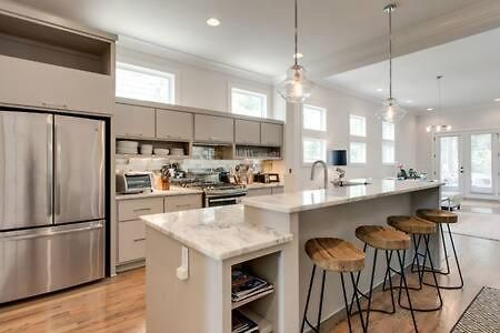 Holiday home Family In 12 South, Mins To Local Favorites, Screened In Porch, Walk To Shopping In 12 South, 10 Minutes To Broadway, Dedicated Parking, Perfect For Families, 24 Hr Hospitality