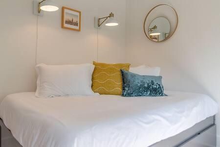 Stylish East Nash Retreat, Walk To Local Favorites, Sleep 10 With Smart Tvs, Workspace & Fast Wifi, Attached Garage & Full Kitchen, Walk To Mas Tacos, Drive 10 Min To Downtown Broadway, 24 Hr Hospitality Holiday home