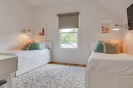 Stylish East Nash Retreat, Walk To Local Favorites, Sleep 10 With Smart Tvs, Workspace & Fast Wifi, Attached Garage & Full Kitchen, Walk To Mas Tacos, Drive 10 Min To Downtown Broadway, 24 Hr Hospitality Holiday home *