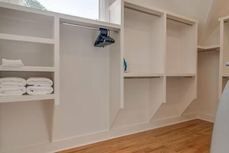 Stylish East Nash Retreat, Walk To Local Favorites, Sleep 10 With Smart Tvs, Workspace & Fast Wifi, Attached Garage & Full Kitchen, Walk To Mas Tacos, Drive 10 Min To Downtown Broadway, 24 Hr Hospitality * Nashville