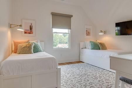 Stylish East Nash Retreat, Walk To Local Favorites, Sleep 10 With Smart Tvs, Workspace & Fast Wifi, Attached Garage & Full Kitchen, Walk To Mas Tacos, Drive 10 Min To Downtown Broadway, 24 Hr Hospitality Holiday home