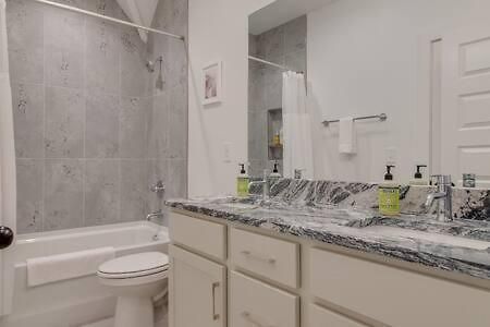 Stylish East Nash Retreat, Walk To Local Favorites, Sleep 10 With Smart Tvs, Workspace & Fast Wifi, Attached Garage & Full Kitchen, Walk To Mas Tacos, Drive 10 Min To Downtown Broadway, 24 Hr Hospitality Holiday home *