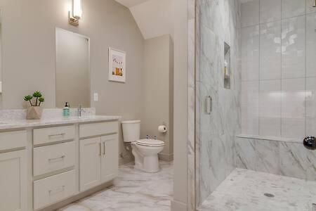 Holiday home Stylish East Nash Retreat, Walk To Local Favorites, Sleep 10 With Smart Tvs, Workspace & Fast Wifi, Attached Garage & Full Kitchen, Walk To Mas Tacos, Drive 10 Min To Downtown Broadway, 24 Hr Hospitality