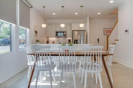 Stylish East Nash Retreat, Walk To Local Favorites, Sleep 10 With Smart Tvs, Workspace & Fast Wifi, Attached Garage & Full Kitchen, Walk To Mas Tacos, Drive 10 Min To Downtown Broadway, 24 Hr Hospitality Holiday home *