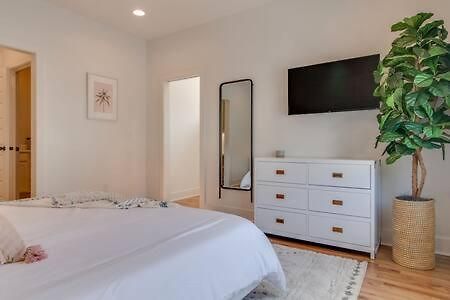 Stylish East Nash Retreat, Walk To Local Favorites, Sleep 10 With Smart Tvs, Workspace & Fast Wifi, Attached Garage & Full Kitchen, Walk To Mas Tacos, Drive 10 Min To Downtown Broadway, 24 Hr Hospitality * Nashville