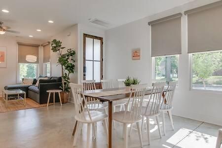 Holiday home Stylish East Nash Retreat, Walk To Local Favorites, Sleep 10 With Smart Tvs, Workspace & Fast Wifi, Attached Garage & Full Kitchen, Walk To Mas Tacos, Drive 10 Min To Downtown Broadway, 24 Hr Hospitality