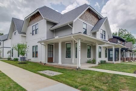 Stylish East Nash Retreat, Walk To Local Favorites, Sleep 10 With Smart Tvs, Workspace & Fast Wifi, Attached Garage & Full Kitchen, Walk To Mas Tacos, Drive 10 Min To Downtown Broadway, 24 Hr Hospitality