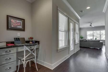 Elegant 4 King Belmont Retreat With 2 Living Walk To Belmont And Vanderbilt Near 12th South Music Row & The Gulch 2 Miles To Broadway Large Dining Table Smart Tvs Parking 24 Hr Hospitality * Nashville