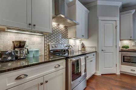 Elegant 4 King Belmont Retreat With 2 Living Walk To Belmont And Vanderbilt Near 12th South Music Row & The Gulch 2 Miles To Broadway Large Dining Table Smart Tvs Parking 24 Hr Hospitality *