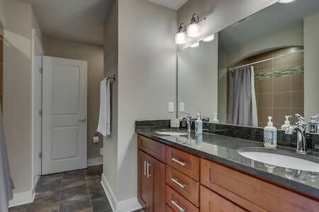 Holiday home Elegant 4 King Belmont Retreat With 2 Living Walk To Belmont And Vanderbilt Near 12th South Music Row & The Gulch 2 Miles To Broadway Large Dining Table Smart Tvs Parking 24 Hr Hospitality