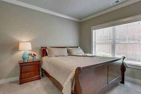 Holiday home Elegant 4 King Belmont Retreat With 2 Living Walk To Belmont And Vanderbilt Near 12th South Music Row & The Gulch 2 Miles To Broadway Large Dining Table Smart Tvs Parking 24 Hr Hospitality Nashville