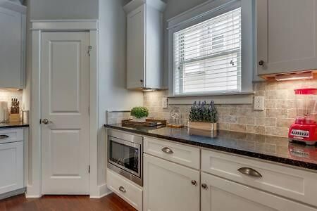 Elegant 4 King Belmont Retreat With 2 Living Walk To Belmont And Vanderbilt Near 12th South Music Row & The Gulch 2 Miles To Broadway Large Dining Table Smart Tvs Parking 24 Hr Hospitality * Nashville
