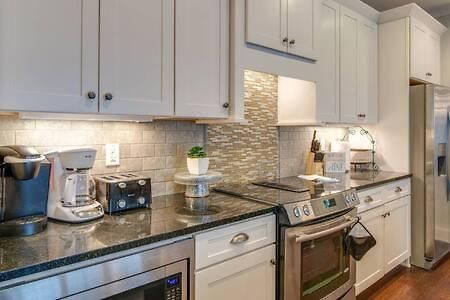 Holiday home Modern 3 King Belmont Retreat With 2 Living Walk To Belmont & Vanderbilt Near Music Row The Gulch & 12th South 2 Miles To Broadway Large Dining Table Smart Tvs Parking 24 Hr Hospitality