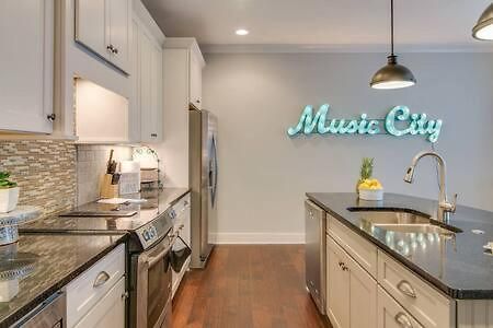 Modern 3 King Belmont Retreat With 2 Living Walk To Belmont & Vanderbilt Near Music Row The Gulch & 12th South 2 Miles To Broadway Large Dining Table Smart Tvs Parking 24 Hr Hospitality Nashville