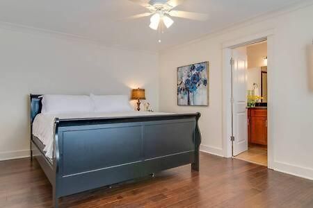 Modern 3 King Belmont Retreat With 2 Living Walk To Belmont & Vanderbilt Near Music Row The Gulch & 12th South 2 Miles To Broadway Large Dining Table Smart Tvs Parking 24 Hr Hospitality Holiday home