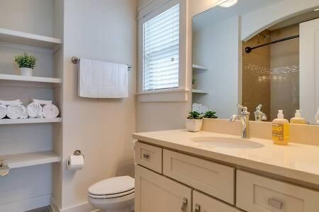 Holiday home Modern 3 King Belmont Retreat With 2 Living Walk To Belmont & Vanderbilt Near Music Row The Gulch & 12th South 2 Miles To Broadway Large Dining Table Smart Tvs Parking 24 Hr Hospitality