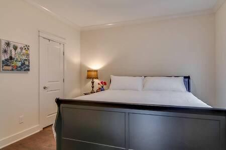Modern 3 King Belmont Retreat With 2 Living Walk To Belmont & Vanderbilt Near Music Row The Gulch & 12th South 2 Miles To Broadway Large Dining Table Smart Tvs Parking 24 Hr Hospitality * Nashville