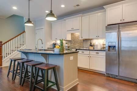 Modern 3 King Belmont Retreat With 2 Living Walk To Belmont & Vanderbilt Near Music Row The Gulch & 12th South 2 Miles To Broadway Large Dining Table Smart Tvs Parking 24 Hr Hospitality
