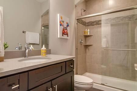 Modern 3 King Belmont Retreat With 2 Living Walk To Belmont & Vanderbilt Near Music Row The Gulch & 12th South 2 Miles To Broadway Large Dining Table Smart Tvs Parking 24 Hr Hospitality Holiday home *