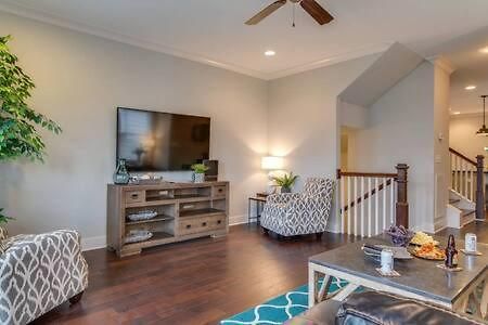 Modern 3 King Belmont Retreat With 2 Living Walk To Belmont & Vanderbilt Near Music Row The Gulch & 12th South 2 Miles To Broadway Large Dining Table Smart Tvs Parking 24 Hr Hospitality